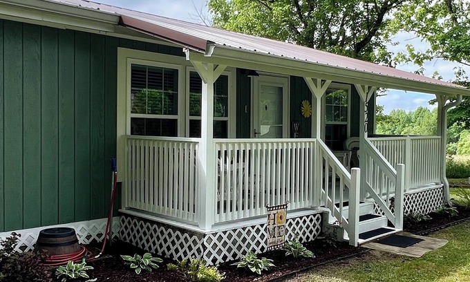 Pikeville Cabaña | Cute-Cozy-Clean 2B-2B cottage with hot tub-Pet friendly-Minutes to FCF Park
