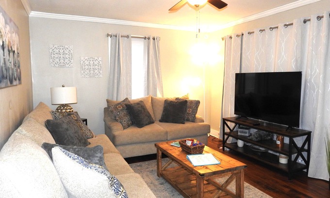 Clarksville Casa | Cute & Cozy Cottage near Downtown APSU!