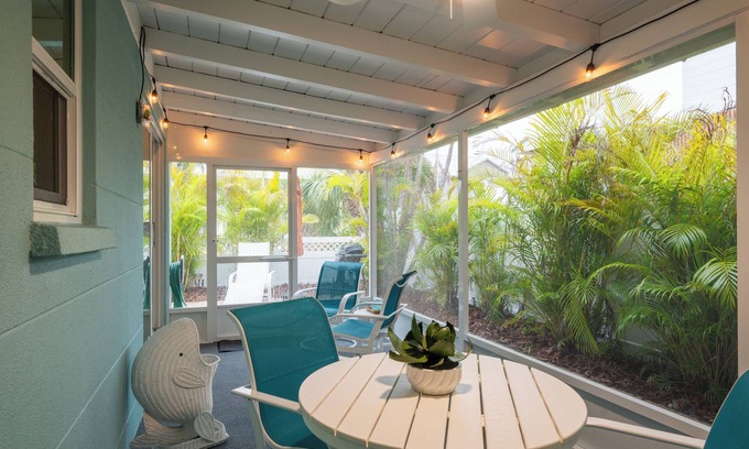 Anna Maria Condominio | Cute & cozy getaway at north end of Anna Maria Island. 5-min walk to the beach!