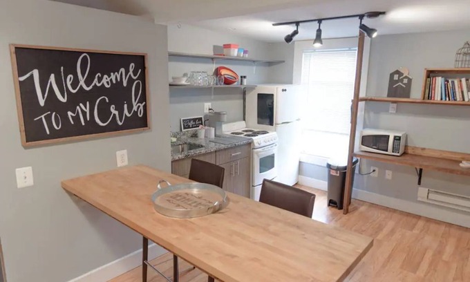 Detroit Apartamento | Cute & Cozy North End Studio