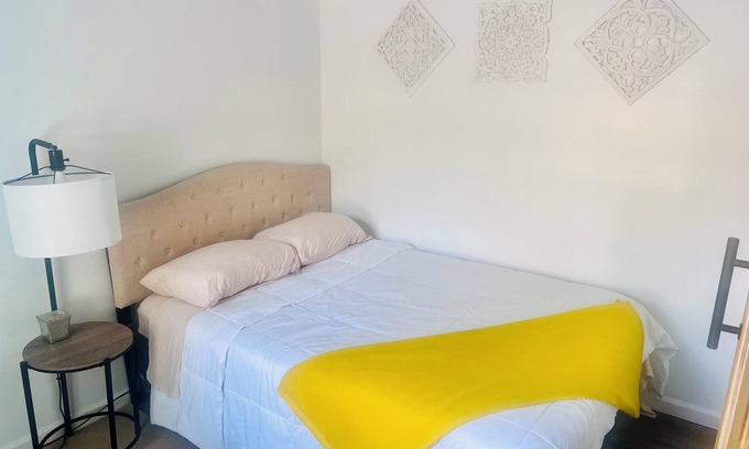 Jacksonville Apartamento | Cute, cozy place! Very peaceful & Safe!