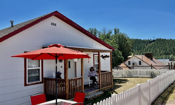 Custer Cabaña | Cute Custer Cottage - Walk to restaurants and shopping