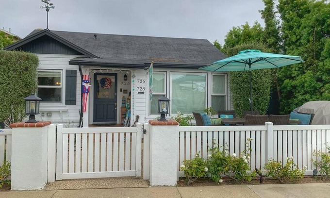 Huntington Beach Casa | CUTE HOME 7 BLOCKS TO BEACH . XBOX . BIKES . PETS