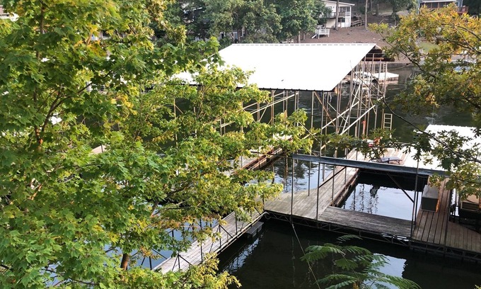 Lake Ozark Cabina | ¡Precioso dúplex frente al lago $ 300 por noche fuera de temporada de lunes a jueves, oferta de último minuto!