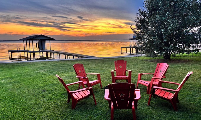 Mabank Casa | Cute Lakefront Cabin with Beautiful Sunsets in charming Gun Barrel City