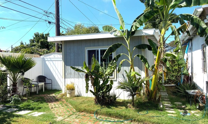 Port Hueneme Cabina | Cute little guest room/separate cottage close to Beach!