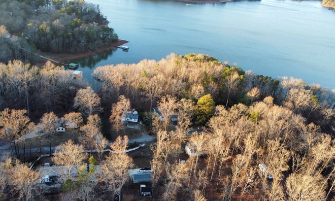 Townville Casa | Cute little Lake getaway with a dock! Perfect for fishing tournaments!