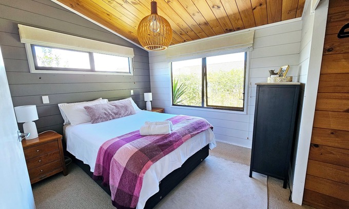 Paraparaumu Beach Cabaña | Cute 'n' Cozy on Manly