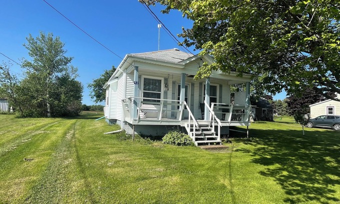 Cape Tormentine Cabaña | Cute NB cottage! Walking distance to sand beaches with distant view of the ocean