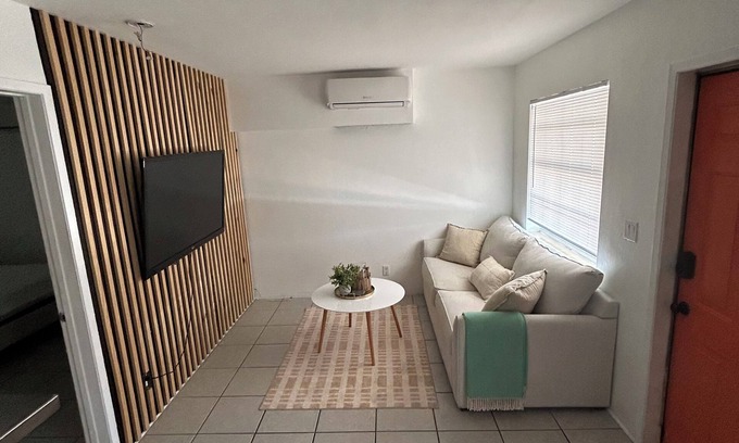 Victoria Park Apartamento | Cute One Bedroom Near the Beach that is located minutes from Las Olas Blvd; Port