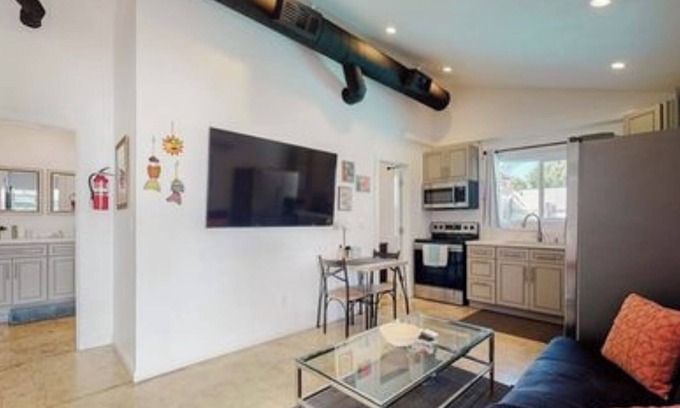 Canoga Park Casa | Cute One Story Residence 3 bedroom with pool