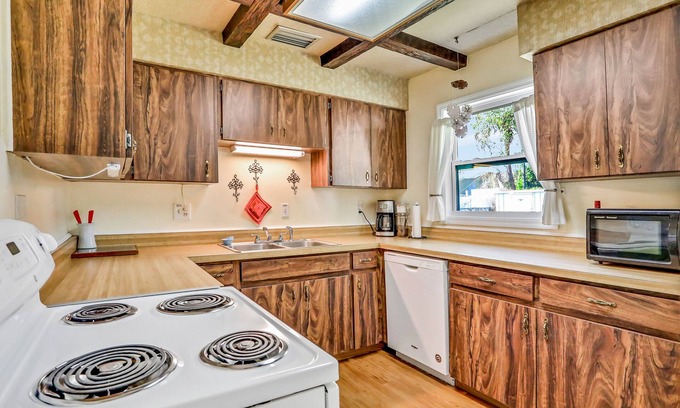 St. Petersburg - Clearwater Cabaña | Cute Ranch Home w/ Spacious Backyard, Grill & Brand-New Deck – Near Beaches
