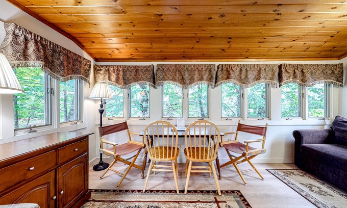 Lincoln Cabina | Cute Riverfront Cabin in Great Location w/ Shared Pool, Kitchenette, & Free WiFi