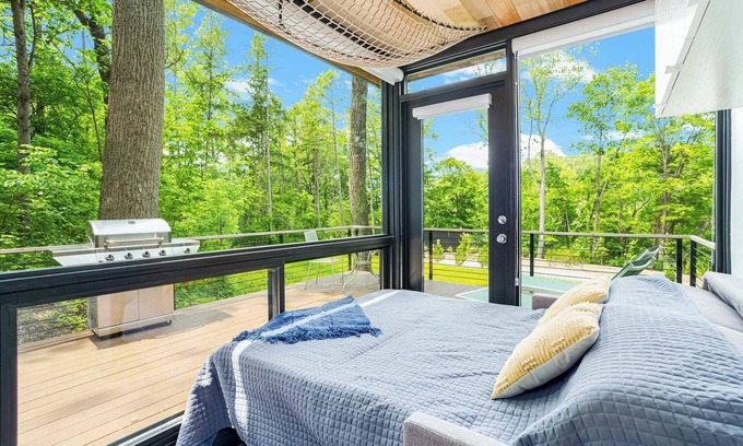 Rileyville Apartamento | Cute Riverside Cabin w Hot Tub, Fire Pit, & Kayaks