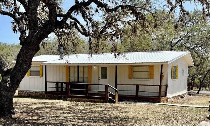 Rio Frio Cabina | Cute, Secluded cabin in the Woods, 2 miles from Garner State Park