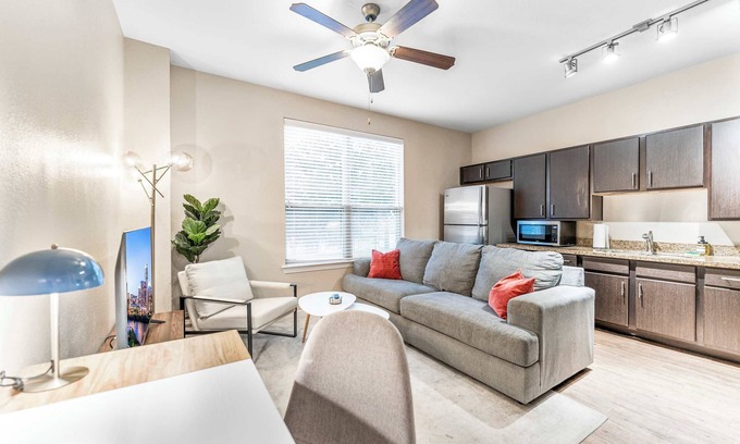 MLK Apartamento | Cute SoCo 1BR King Suite w/ GymPickleballLaundry