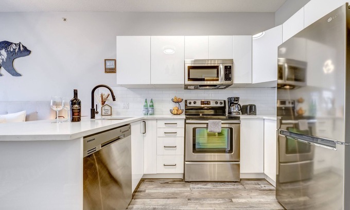 Whistler Cay Estates Apartamento | Cute studio w H/T, KING bed, Main st, FREE PARKING