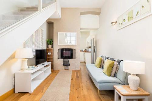 Shottery Casa | CV37 9HF The Tack Room Shottery · Charming 1Bed in Shottery with secure Parking Pass The Keys