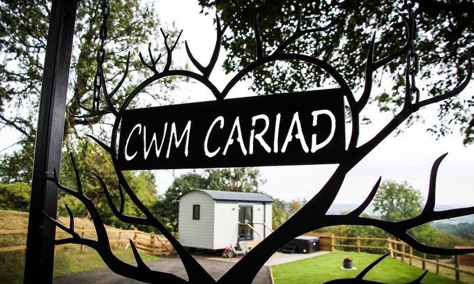 Newcastle-on-Clun Cabina | Cwm Cariad - Shepherds Hut with Hot Tub Sleeping 2 guests, Pet Friendly