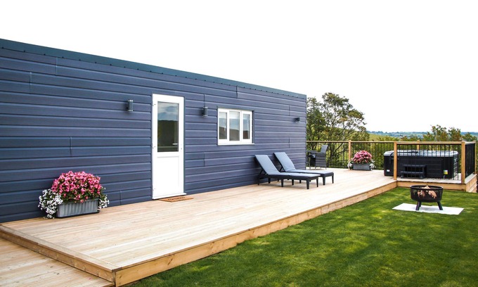 Newcastle-on-Clun Cabaña | Cwm Heulog - Cabin with Hot Tub Sleeping 4, Pet Friendly