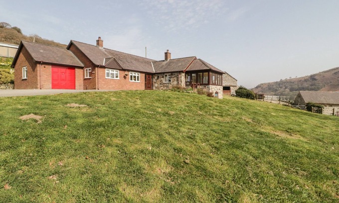 St George Cabaña | CWM HEULOG, family friendly, with open fire in Llanfair Talhaiarn