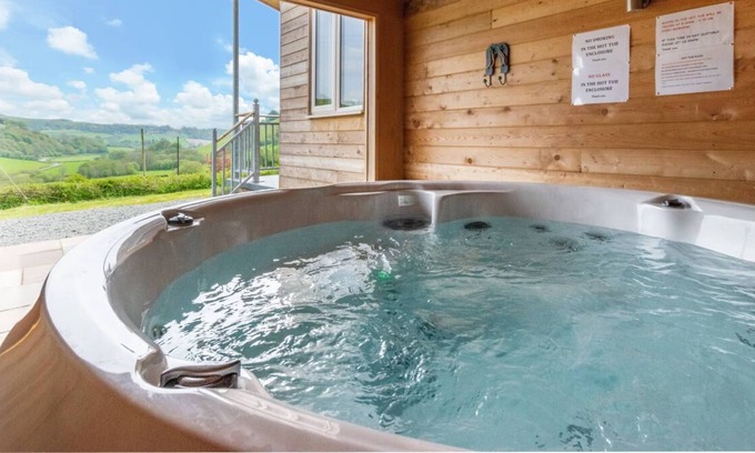 Brecon Chalet De Esquí | Tyncoed es una cabaña de madera hecha por artesanos en un entorno idílico en un país muy tranquilo y privado.