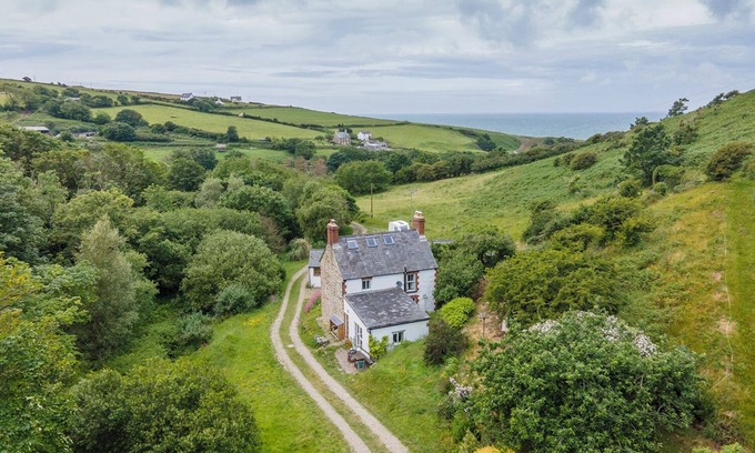 Moylegrove Cabaña | Cwmtawel, Holiday Cottage Ceibwr Bay, Sleeps 4, 3 bedrooms, bathrooms