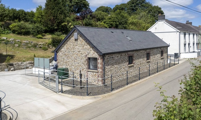 Llangain Cabaña | Cysgod Y Ffordd - sleeps 4 guests in 2 bedrooms