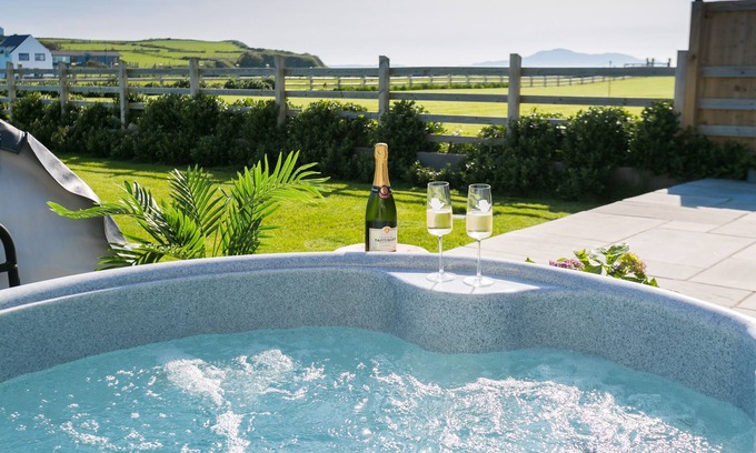 Llanfaethlu Cabaña | Cysgod y Llanw - an on the beach that sleeps 6 guests in 3 bedrooms