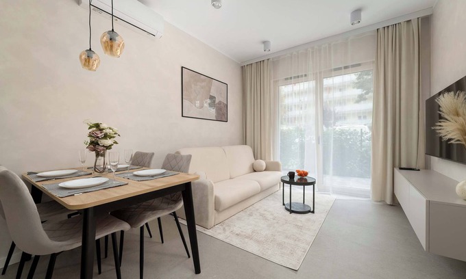 Wroclaw City Center Apartamento | Czysta 4 Wrocław | Beige Apartment with Garden, Desk and Air Conditioning