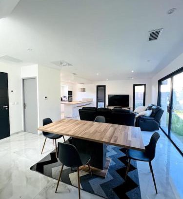 Saint-Andre-de-Sangonis Villa | Détente et Plaisir : Villa Moderne avec Piscine