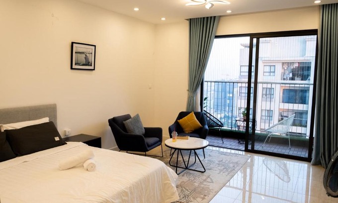 Trung Hoa Nhan Chinh Apartamento | The lake view Studio Apartment at D'capitale
