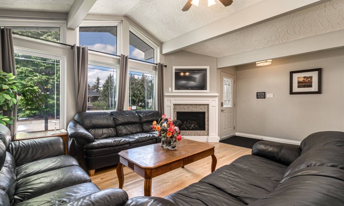 Haysboro Casa | D@home Entire house by Glenmore Reservoir/Heritage Park/chinook center