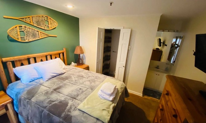 Ghent Condominio | D104 · Winterplace Ski in Ski out condo First floor! D104