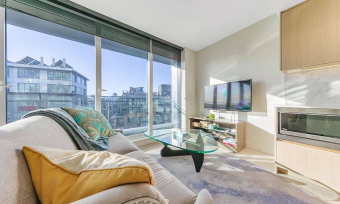 Fairview Condominio | D55 - One bedroom apartment at Avenue One!