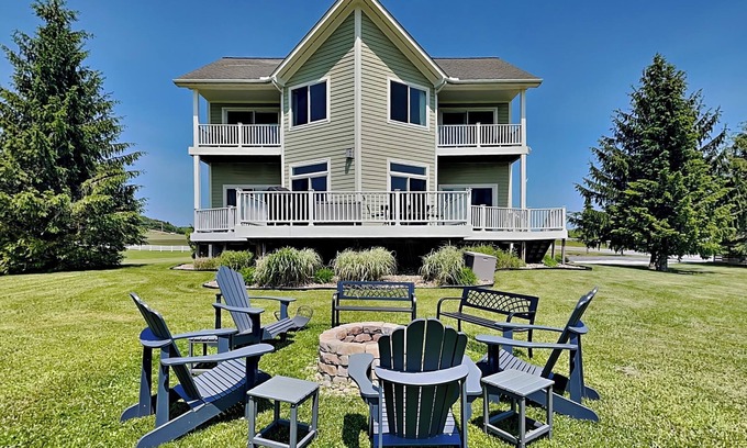 Waterfront Greens Casa | Dacha Verde | Luxe, Game Room, Hot Tub