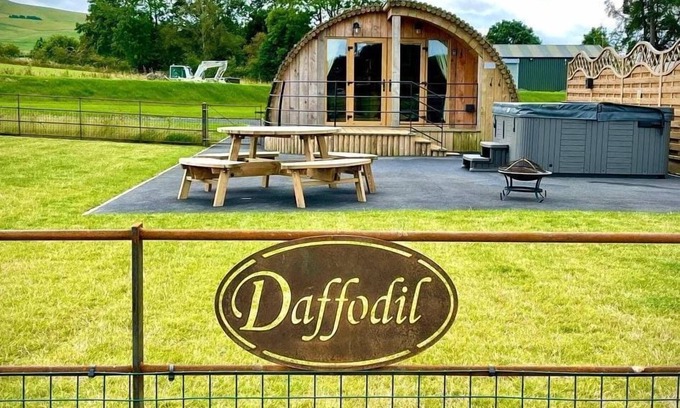 St Harmon Cabaña | Daffodil - Glamping Pod with Hot Tub Sleeping 4 guests, Pet Friendly