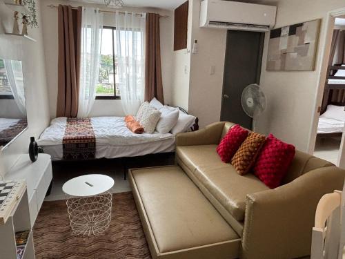 Balibago Apartamento | Dainty Den LS217- Chic & Relaxing Stay Near Enchanted Kingdom