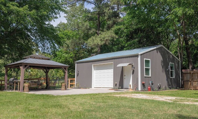 Montgomery Cabina | Dairy barn and parlor