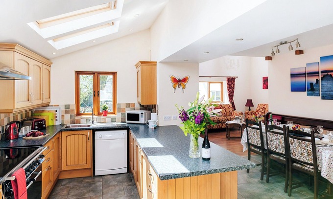Crynant Cabaña | Dairymaids Cottage is a great place to holiday amongst friends and family.