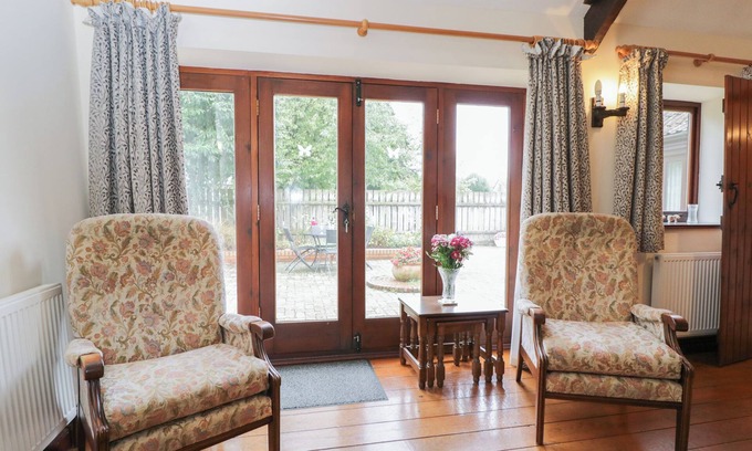 Chipping Sodbury Cabaña | DAISY COTTAGE, pet friendly, with a garden in Chipping Sodbury
