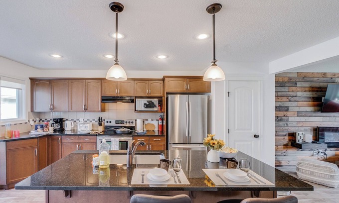 Southwest Edmonton Casa | Daisy - Modern 3BR Home | Glenridding Area | BBQ