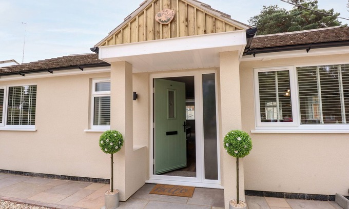 Woodhall Spa Casa | DAISY TREE COTTAGE, pet friendly, with hot tub in Woodhall Spa