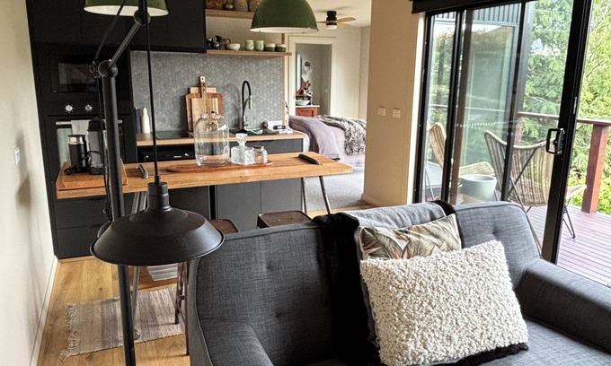 Warburton Casa | Dalla Vite, 'by the vine'