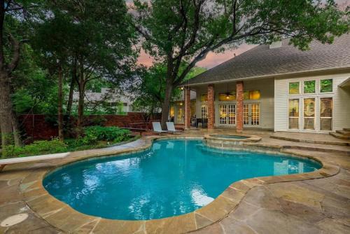 Park Central Casa | Dallas Gem 5 Bedrooms Home with Pool Game Room