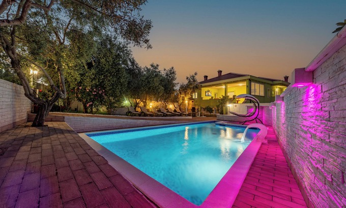 Sveti Filip i Jakov Villa | Dalmatian holiday home with swimming pool