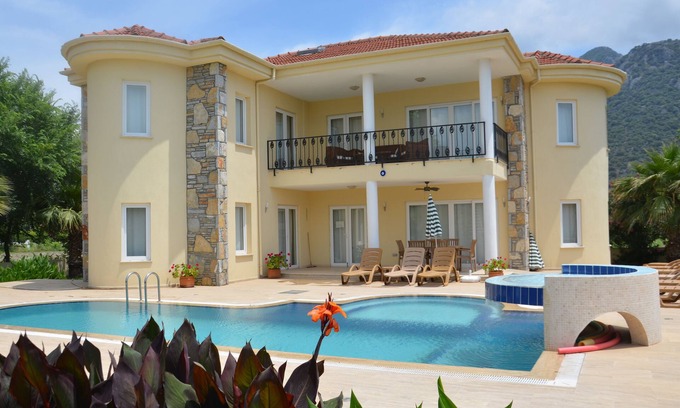 Dalyan Villa | Dalyan Tulip Villa: piscina privada y zona ajardinada, ubicación tranquila