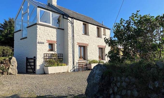 St Brides Casa | Dan y Garn, Holiday Home Nr Whitesands, Sleeps 5, 3 bedrooms, bathrooms