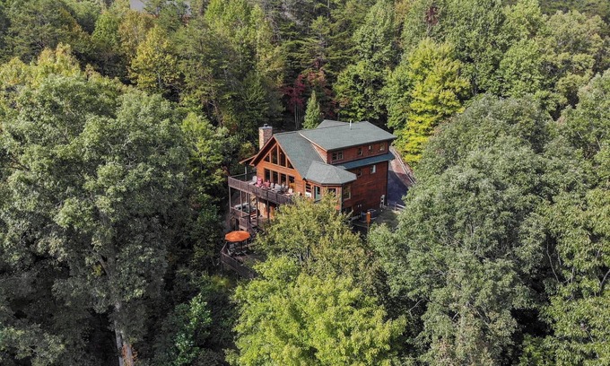 Lake Lure Cabina | Dancing Falls Lodge: Overlooks Dirty Dancing Scene: Stream/Pond/Fire Pit/Hot Tub