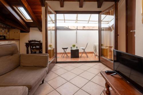 Novara Apartamento | Dante's Skyview - Appartamento mansarda Novara STAZIONE
